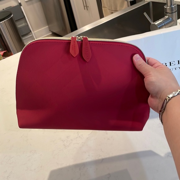 - 🌺 NEW BURBERRY Exclusive red pouch   faux leather toiletry bag  case🌺 - Picture 15 of 17